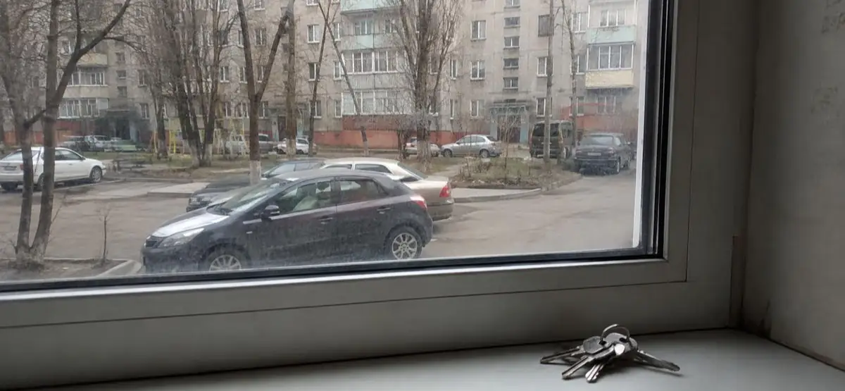 Один ключ, модель дома, план квартиры и документы для проверки единственного жилья и залога