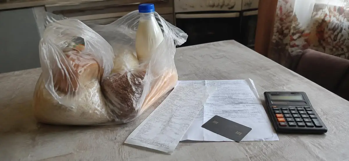 Документы и банковская карта рядом с расчётом обязательных расходов семьи