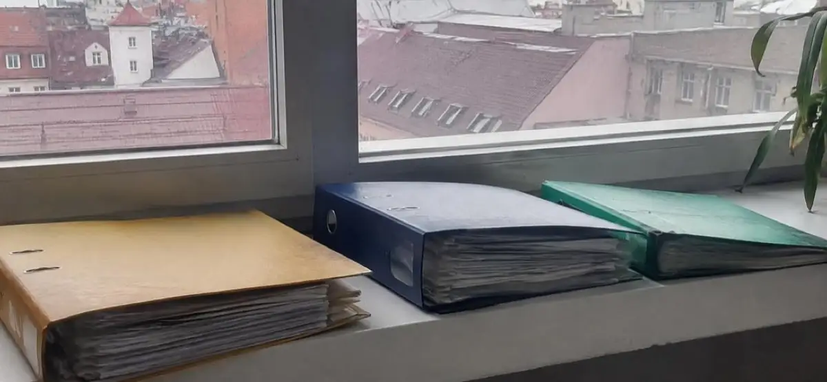 Четыре группы выплат работодателя, банковская выписка и папка дела